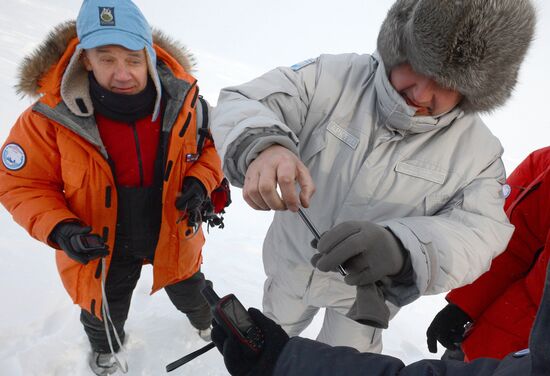 Russia launches drifting Arctic station North Pole 2015