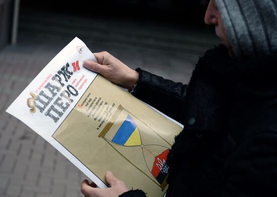 Cartoon and Quill satirical newspaper distributed in Old Arbat