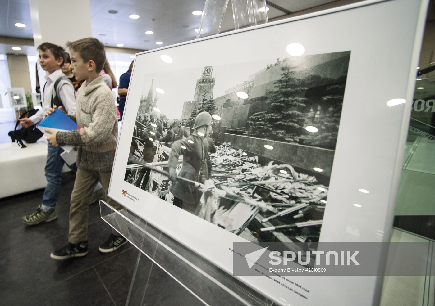 Photo exhibition marking 70th anniversary of victory in WW II