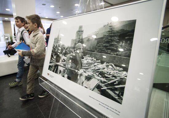 Photo exhibition marking 70th anniversary of victory in WW II