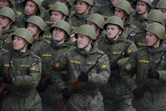 Joint training of foot and mechanized units for Victory Parade