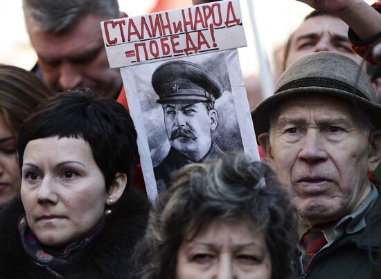 Communists protest by Ukrainian Embassy in Moscow