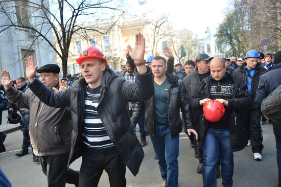 Miners hold protest in front of Ukraine's Verkhovna Rada
