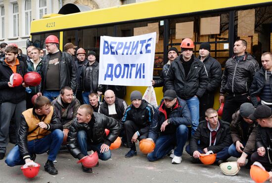 Miners hold protest in front of Ukraine's Verkhovna Rada