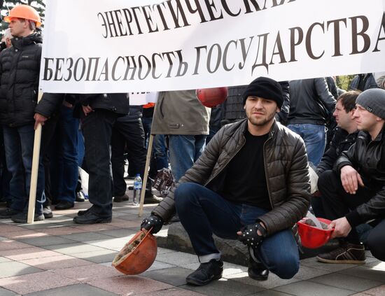 Miners rally outside Verkhovna Rada