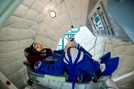 TsF-7 centrifuge training by cosmonaut Oleg Kononenko and astronaut Yui Kimiya