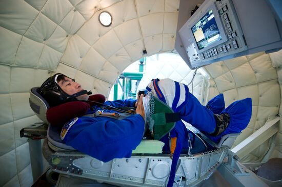 TsF-7 Centrifuge training by cosmonaut Oleg Kononenko and astronaut Yui Kimiya