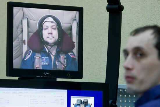 TsF-7 Centrifuge training by cosmonaut Oleg Kononenko and astronaut Yui Kimiya