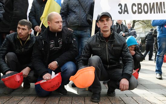 Miners rally outside Verkhovna Rada