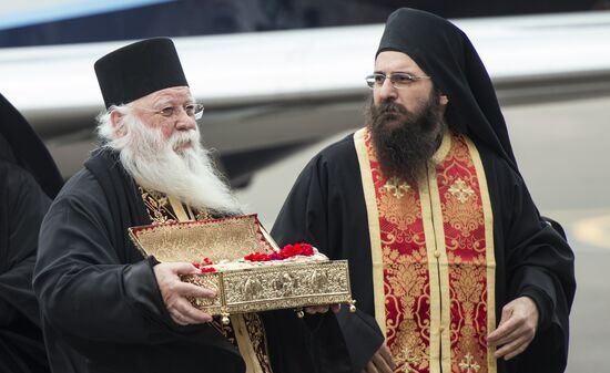Arc with relics of St .George arrive in Moscow from Mount Athos