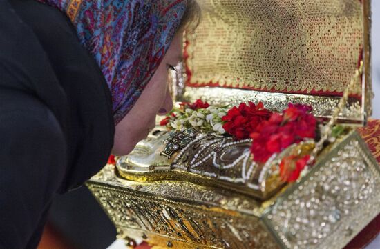 Arc with relics of St .George arrive in Moscow from Mount Athos
