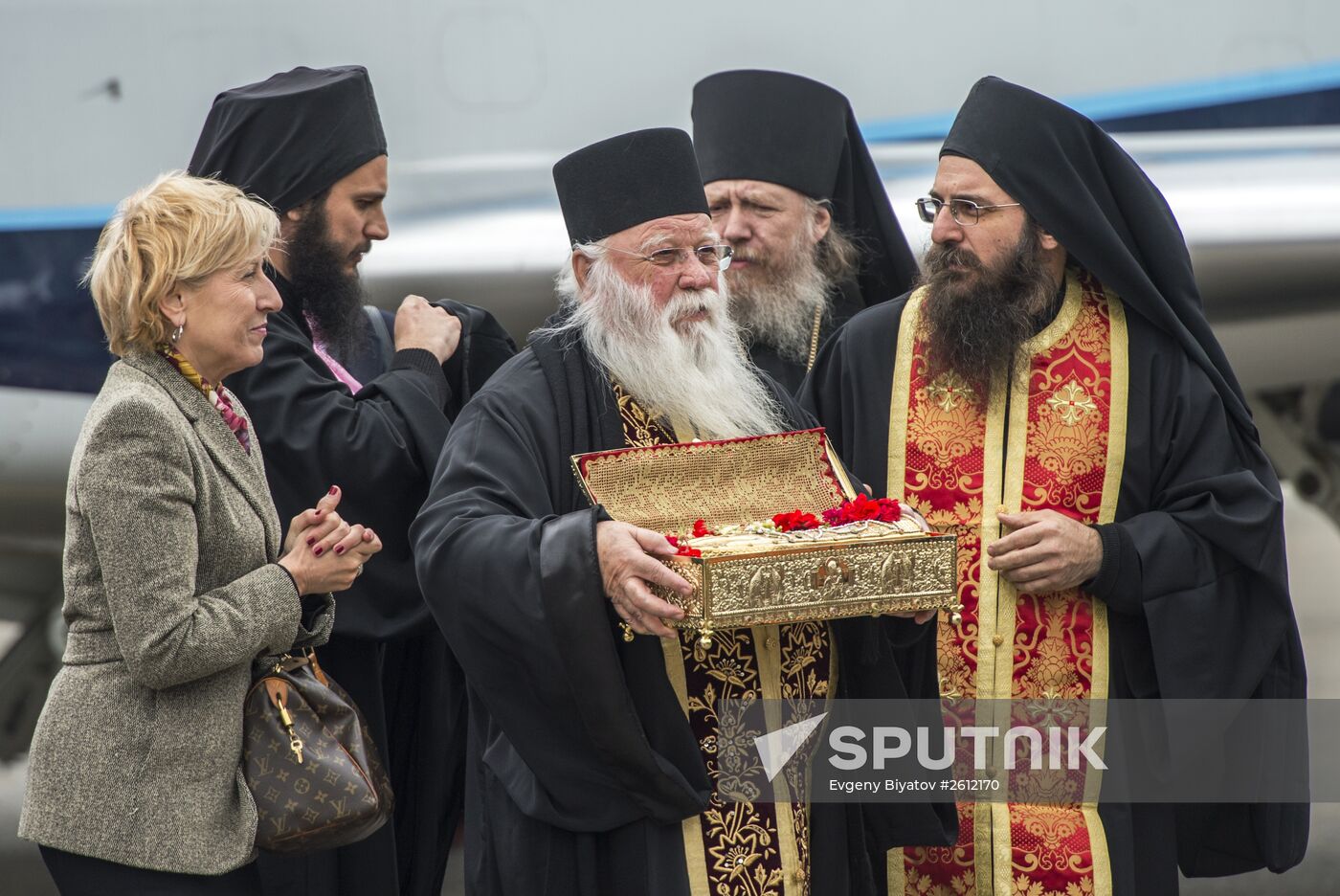 Arc with relics of St .George arrive in Moscow from Mount Athos