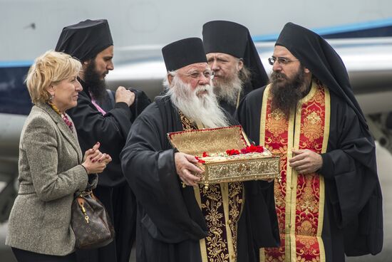 Arc with relics of St .George arrive in Moscow from Mount Athos