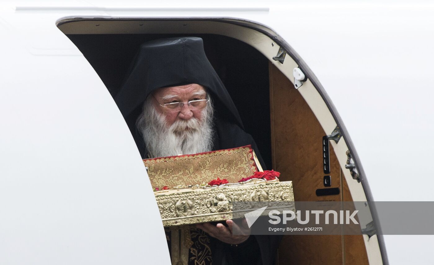 Arc with relics of St .George arrive in Moscow from Mount Athos
