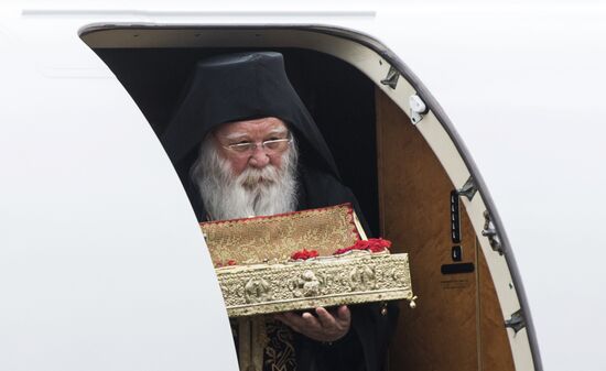 Arc with relics of St .George arrive in Moscow from Mount Athos