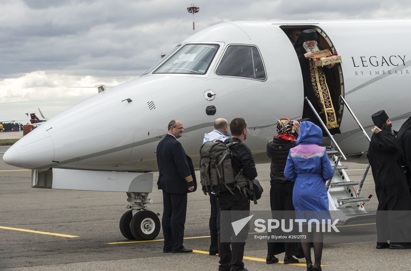 Arc with relics of St .George arrive in Moscow from Mount Athos