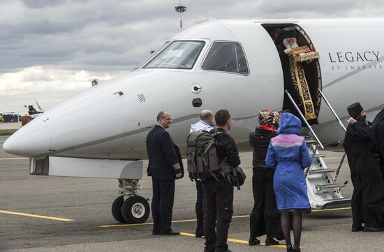 Arc with relics of St .George arrive in Moscow from Mount Athos