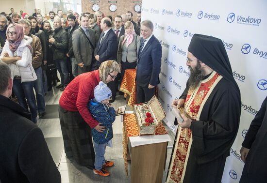 Arc with relics of St .George arrive in Moscow from Mount Athos