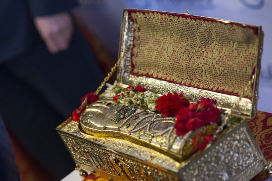 Arc with relics of St .George arrive in Moscow from Mount Athos