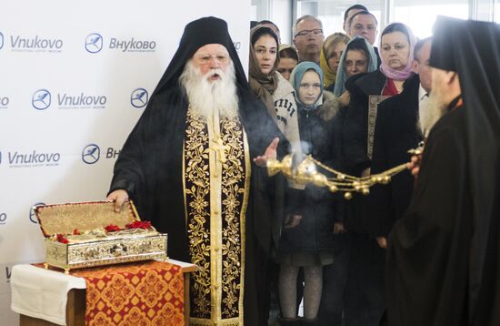 Arc with relics of St .George arrive in Moscow from Mount Athos