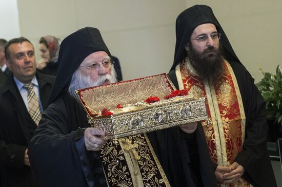 Arc with relics of St .George arrive in Moscow from Mount Athos