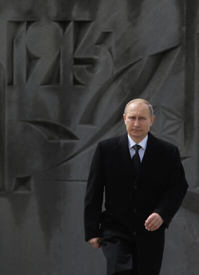 Vladimir Putin visits Armenia
