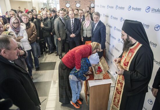 Arc with relics of St .George arrive in Moscow from Mount Athos