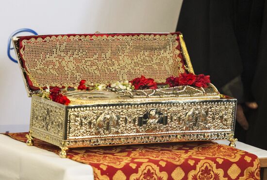 Arc with relics of St .George arrive in Moscow from Mount Athos