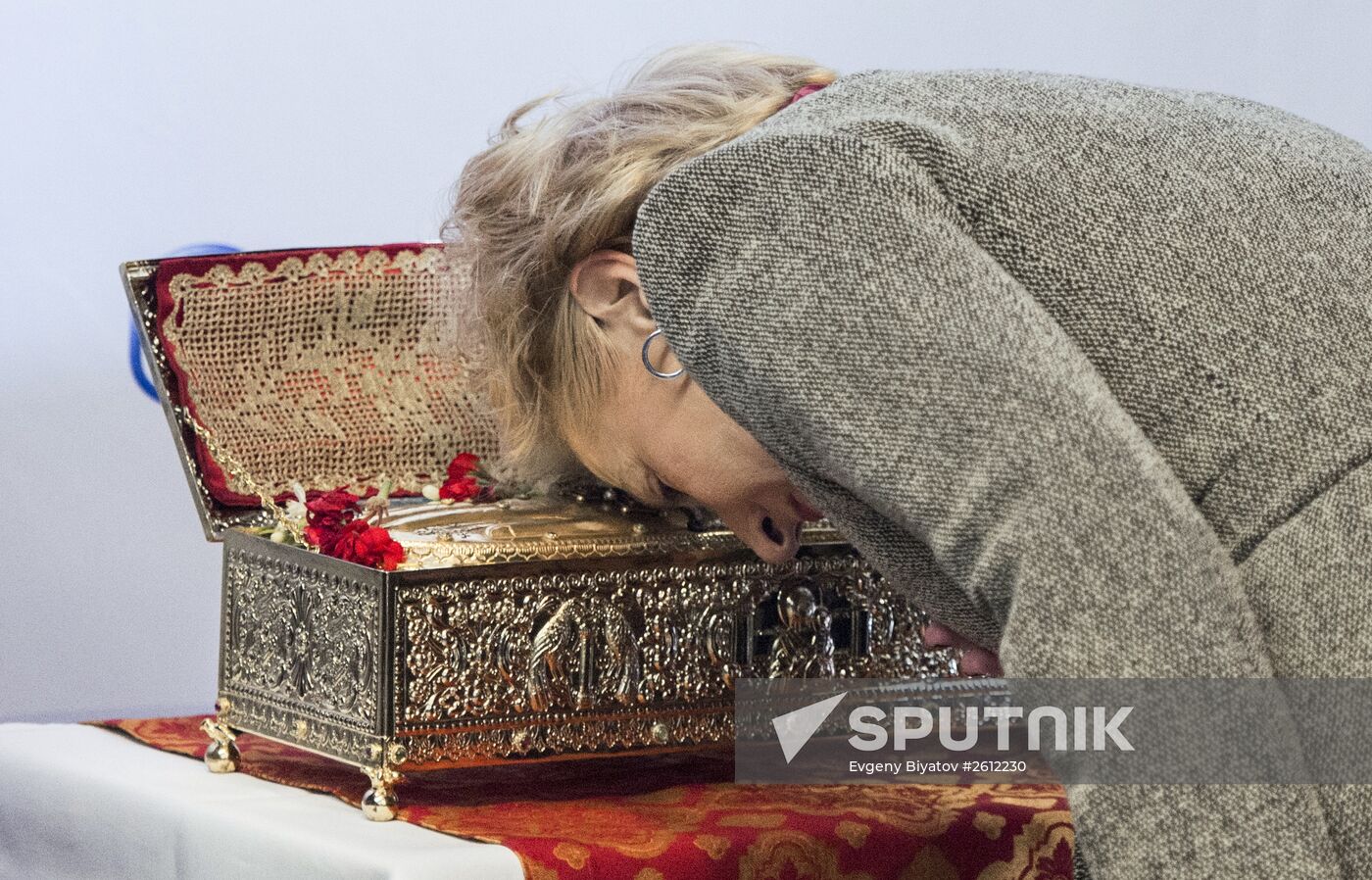 Arc with relics of St .George arrive in Moscow from Mount Athos