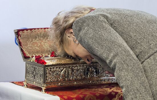 Arc with relics of St .George arrive in Moscow from Mount Athos