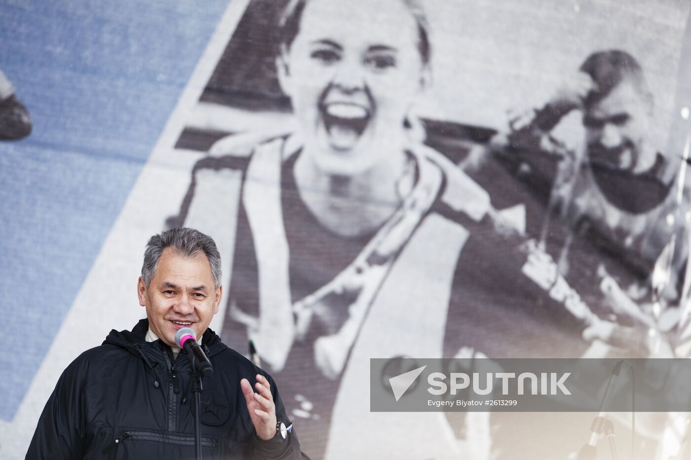 Defense Minister Shoigu opens "Hero Race" military athletic game season in Alabino