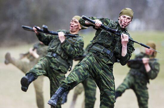 Defense Minister Shoigu opens "Hero Race" military athletic game season in Alabino