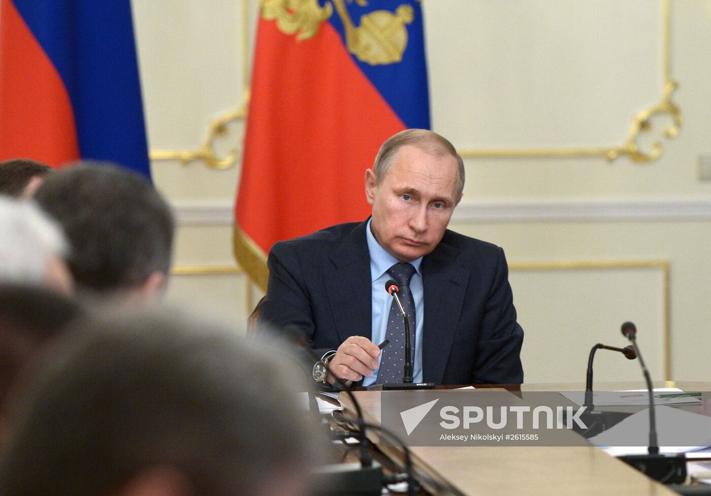 Russian President Vladiimir Putin meets with Government members