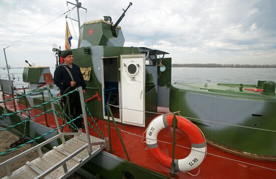 A BKA-73 armored speedboat / museum arrives in Samara