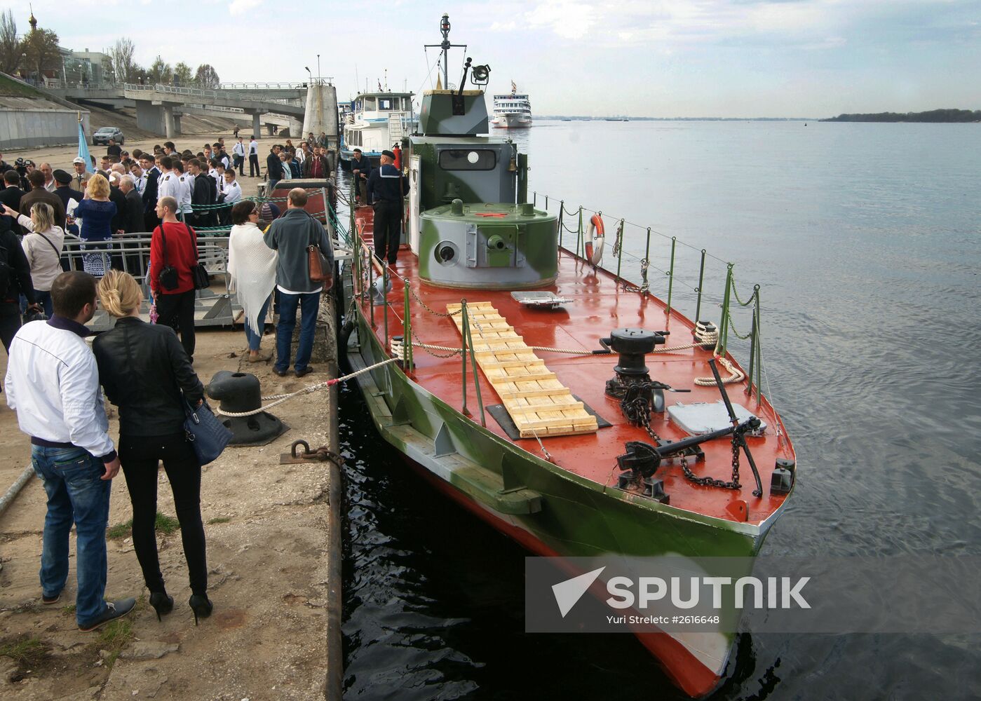 A BKA-73 armored speedboat / museum arrives in Samara
