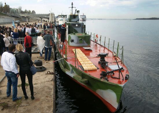 A BKA-73 armored speedboat / museum arrives in Samara