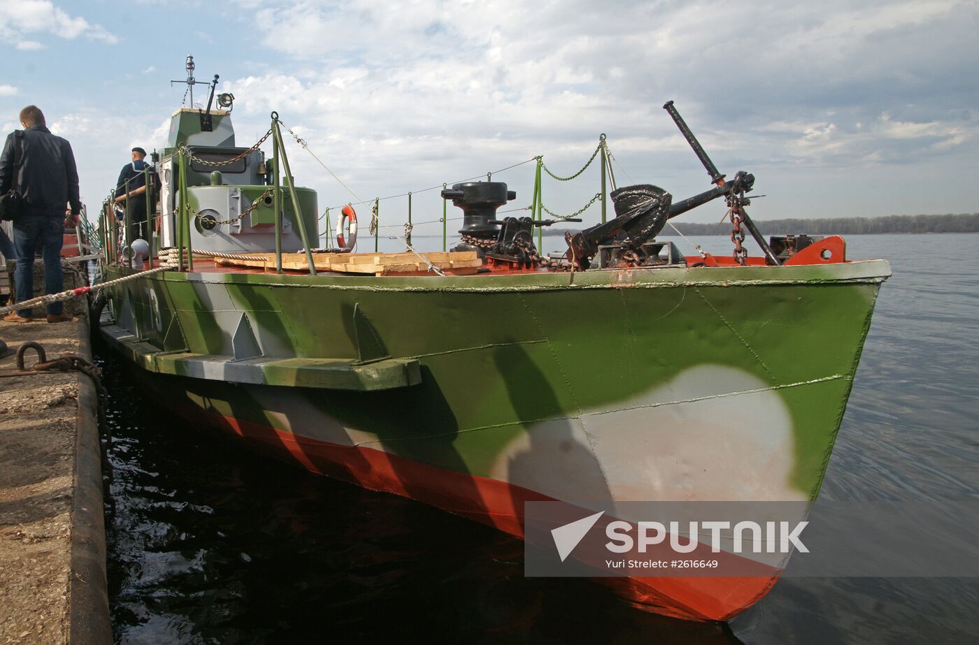 A BKA-73 armored speedboat / museum arrives in Samara