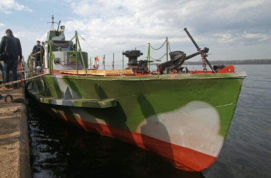 A BKA-73 armored speedboat / museum arrives in Samara