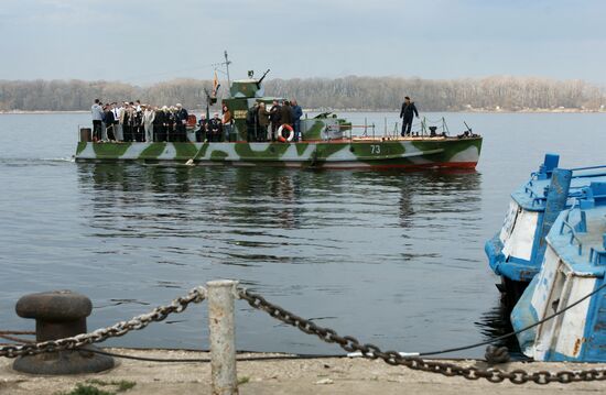 A BKA-73 armored speedboat / museum arrives in Samara