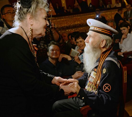 War veterans meet at Bolshp Theater prior to 70th anniversary of Victory
