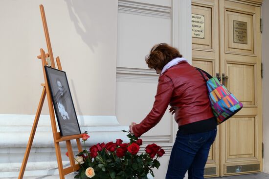 People bring flowers to Bolshoi Theater to mourn Maya Plisetskaya