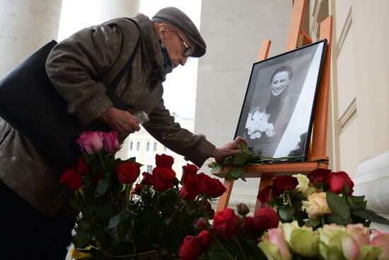 People bring flowers to Bolshoi Theater to mourn Maya Plisetskaya