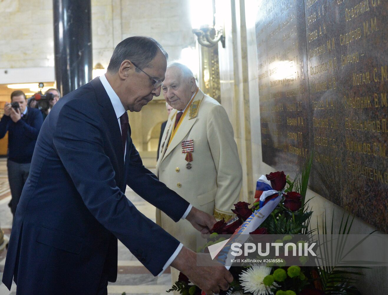 Russian Foreign Minister Sergei Lavrov lays flowers at memorial plaques in the run-up to the 70th Victory Day anniversary