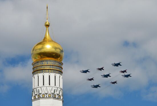 Moscow. Aircraft crews train for parade marking 70th anniversary of victory in the Great Patriotic War