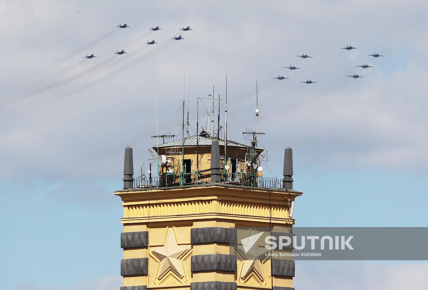 Moscow. Aircraft crews train for parade marking 70th anniversary of victory in the Great Patriotic War