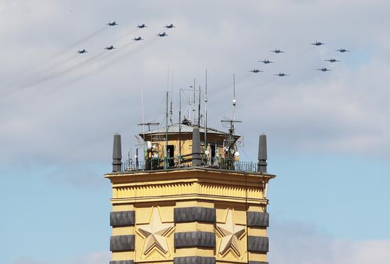 Moscow. Aircraft crews train for parade marking 70th anniversary of victory in the Great Patriotic War