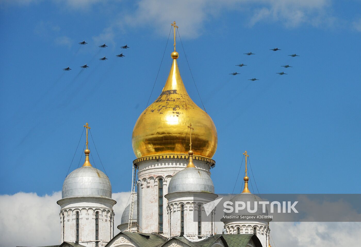 Moscow. Aircraft crews train for parade marking 70th anniversary of victory in the Great Patriotic War