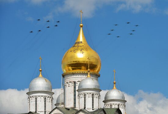 Moscow. Aircraft crews train for parade marking 70th anniversary of victory in the Great Patriotic War