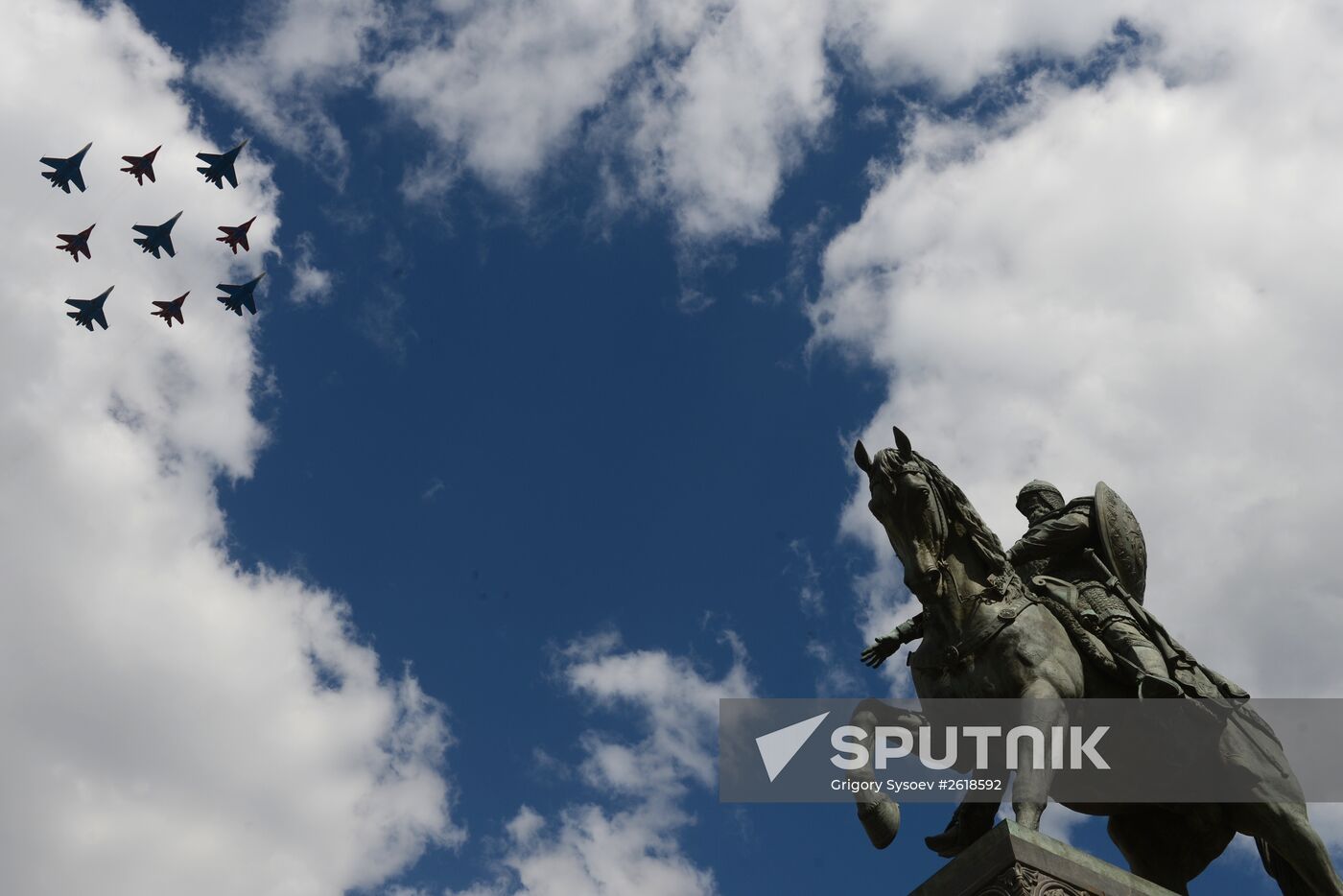 Moscow. Aircraft crews train for parade marking 70th anniversary of victory in the Great Patriotic War