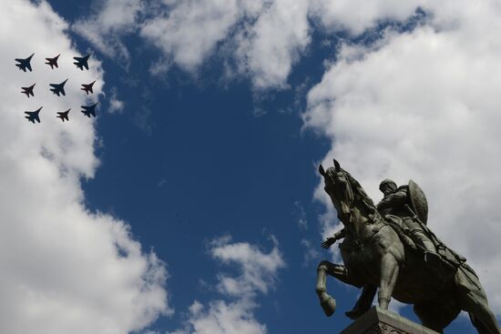 Moscow. Aircraft crews train for parade marking 70th anniversary of victory in the Great Patriotic War